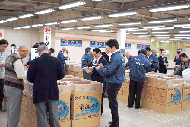 写真6　11月21日に全国のトップを切って開かれた宮城県漁協の新のり初入会風景