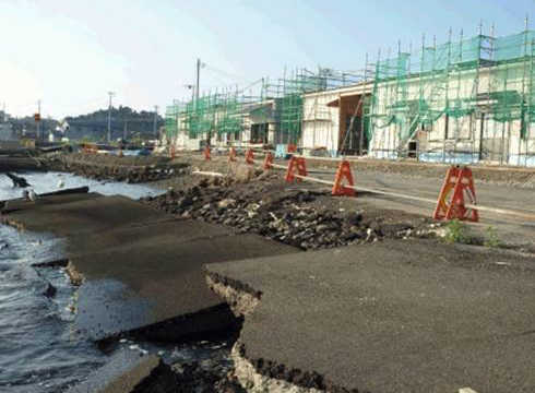 写真　地震で壊れたままの船着場