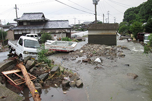 あふれた山水は車、摘採船を押し流した