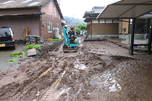 道路、工場に流れ込んだ汚泥の除去作業