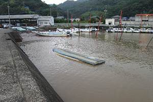 漁港で転覆した漁船