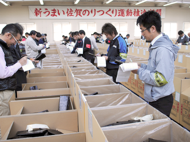 佐賀県有明海漁協の初入札の様子